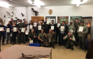Jagdschule Wiesensteig 2019 – Kursgruppe mit Prüfungszeugnissen im Schulungsraum