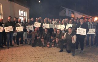 Jagdschule Wiesensteig 2019 – Gruppenbild mit Zeugnissen beim Jägerschlag