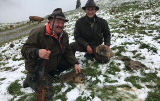 Jagdschule Wiesensteig 2019 – Ausbilder mit Jagdhund im winterlichen Revier