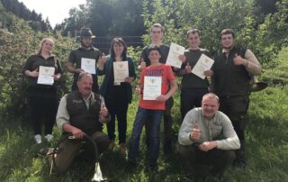 Jagdschule Wiesensteig 2019 – Absolventinnen und Absolventen mit Zeugnissen in der Streuobstwiese