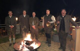 Jagdschule Wiesensteig 2019 – Jägerschlag am Feuer in traditioneller Tracht