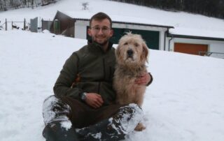 Jagdschule Wiesensteig 2019 – Ausbilder mit Jagdhund im Schnee
