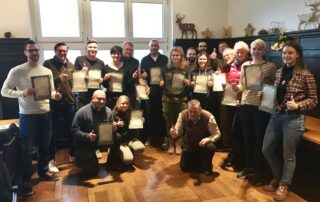Jagdschule Wiesensteig 2019 – Kursgruppe mit Zeugnissen nach bestandener Jägerprüfung