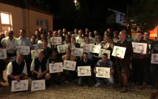Jagdschule Wiesensteig 2019 – Absolventinnen und Absolventen mit ihren Prüfungszeugnissen beim abendlichen Jägerschlag