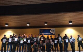 Jagdschule Wiesensteig 2019 – Jungjägerinnen und Jungjäger mit Zeugnissen nach der Prüfung