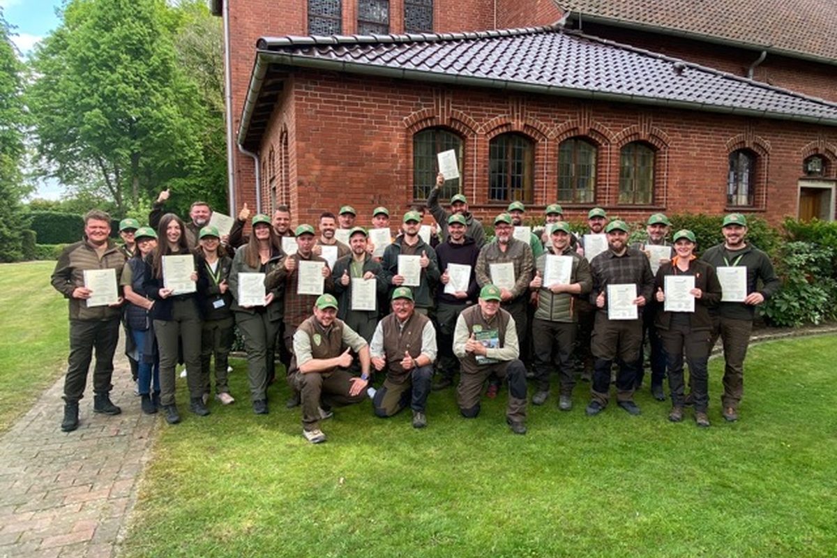 Jagdschule Wiesensteig – Absolventinnen und Absolventen des Jahrgangs 2026 mit ihren Zeugnissen